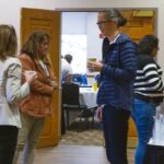 Sarah Wiehe talks to attendee